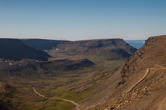 Unten die Piste 630 in Richtung Skálavik und rechts die Rampe hinauf zum Bolafjall