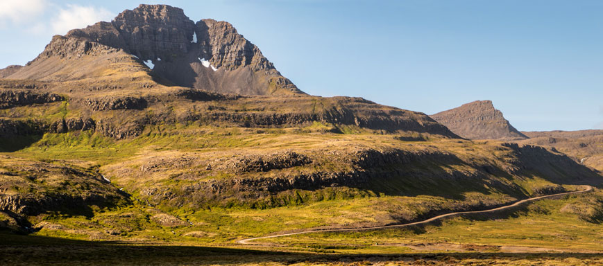 643 steigt zu einer kleinen Passhöhe zwischen der Bucht Veiðleysa und Djupavik an