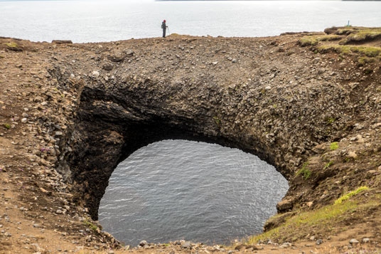 Bild: Vom Wasser unterspülte Küste bei Raudanes