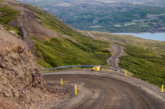 Steile Abfahrt nach der Passhöhe 336 hinunter zum Þorskafjörður