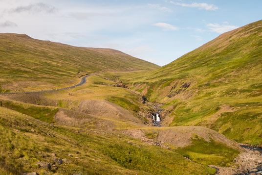 Steiler Anstieg der Straße 61 durch das Staðarðalur zur Passhöhe 439