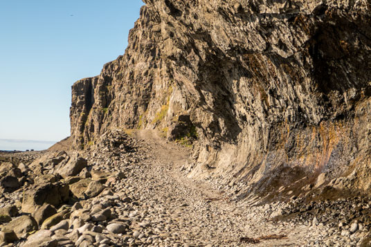 Schwieriger, steiniger Abschnitt mit überhängendem Fels auf Meereshöhe bei Skútabjör