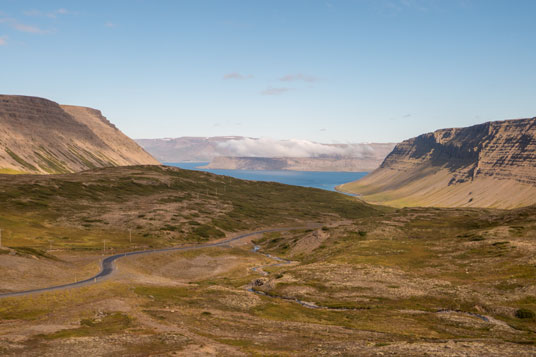 Auffahrt der Straße 63 von Bildudalur zur Passhöhe 500 Meter mit Blick auf den Arnarfjörðu