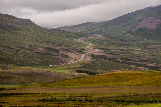 Ostseite der Straße 84 über den Pass Vikurskarð