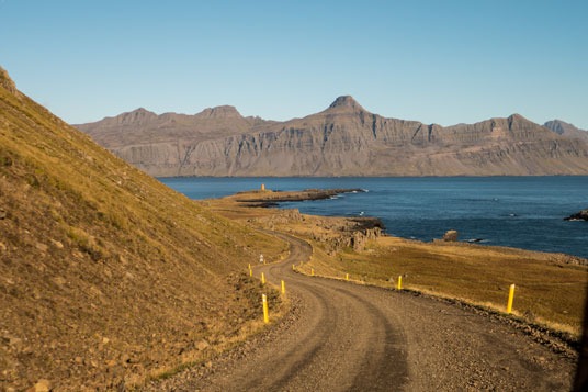 Straße 955 an der Spitze Vattarnes mit Blick auf den Reyðarfjörður