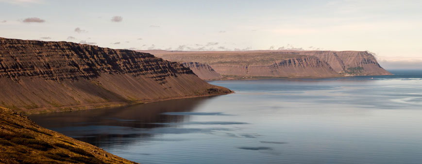 Piste 63 entlang des Suðurfirðir, ganz hinten der Ort Bildudalur