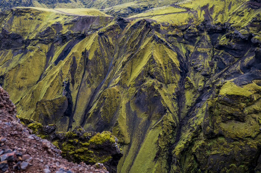 Blick vom östlichen Teil des Wanderpfad ins Þakgil und auf den westlichen Teil des Rundweges oberhalb der anderen Talseite