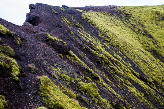 Ausgesetzter Abschnitt des Rundwanderweges zum Kötlujökull an der Schlucht Þakgil