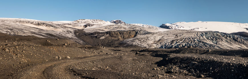Panorama des Vatnajökull mit der Piste von der Hütte Sigurðarskáli zum Parkplatz bei der Eishöhle