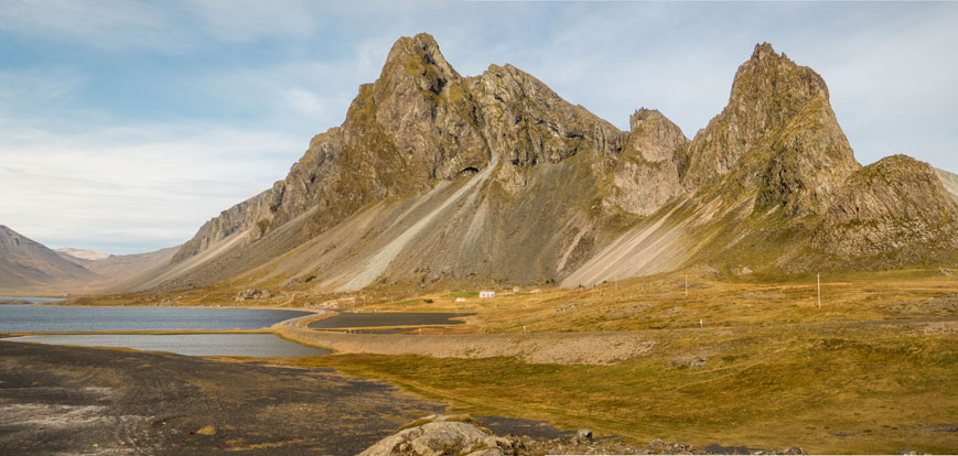 Blick vom Leuchtturm Hvalnes auf das Vikurfjall mit der Bucht Lón