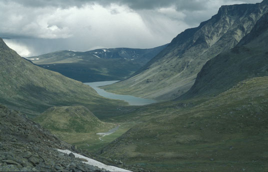 Blick vom Sattel zwischen Gjendesee und dem Tal Ned Russglopet zum Nordufer des Russvatnet