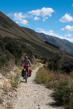 Alps 2 Ocean Cycle Trail unterhalb der Ohau Range