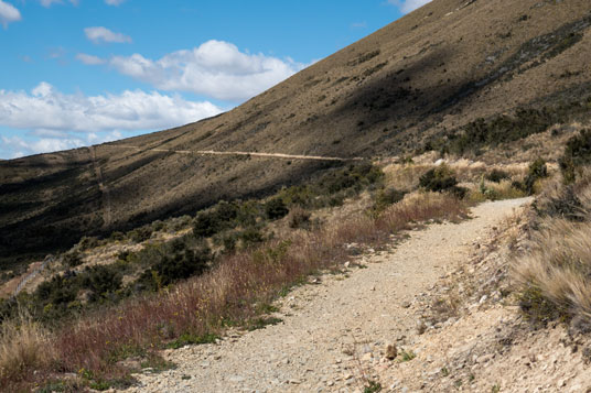 Alps 2 Ocean Cycle Trail unterhalb der Ohau Range