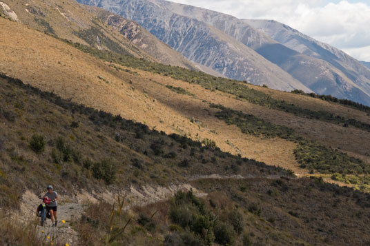 Alps 2 Ocean Cycle Trail unterhalb der Ohau Range