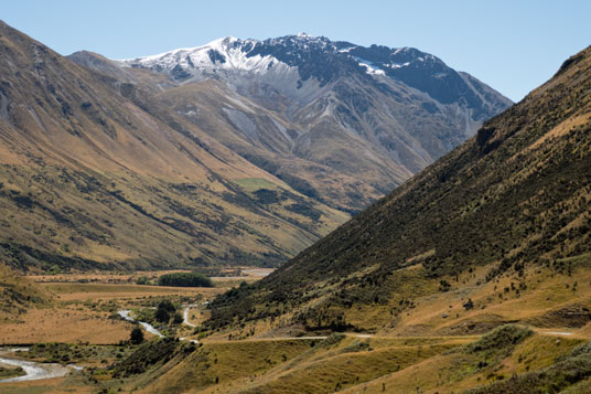 Around the Mountains Cycle Trail, links Von River South Branch, Bildmitte Mt. Turnbull