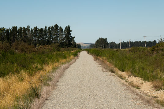 Around the Mountains Cycle Trail parallel zur Straße zwischen Mossburn und Lumsden