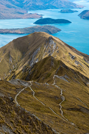 Blick von Roys Peak auf den Wanderweg zum Gipfel