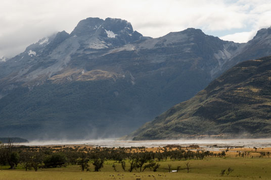 Blick von der Routeburn Road auf den Dart River