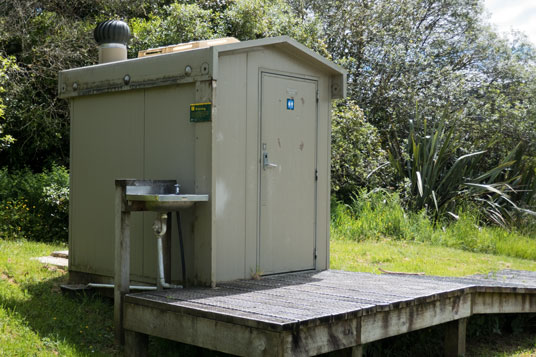 Trockentoilette mit Waschgelegenheit auf einem DoC-Zeltplatz