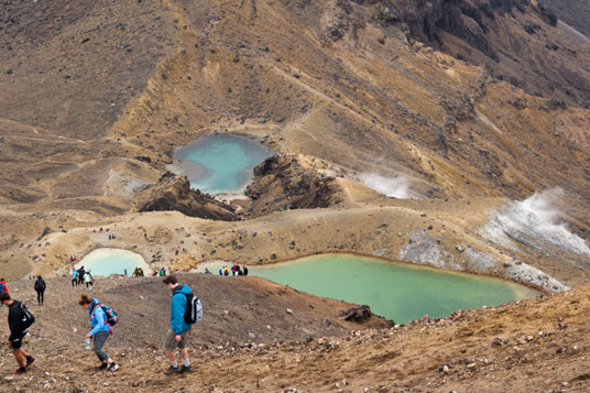 Abstieg zu den Emerald Lakes