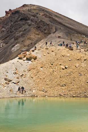 Steiler Abstieg zu den Emerald Lakes