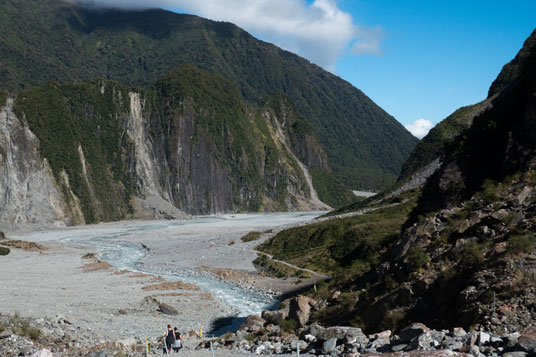 Blick vom View Point zurück auf den Fußweg vom Carpark zum Fox Glacier