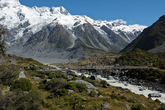 Hooker Track mit erster Brücke über den Hooker River und schneebedeckte Aroarokaehe Range