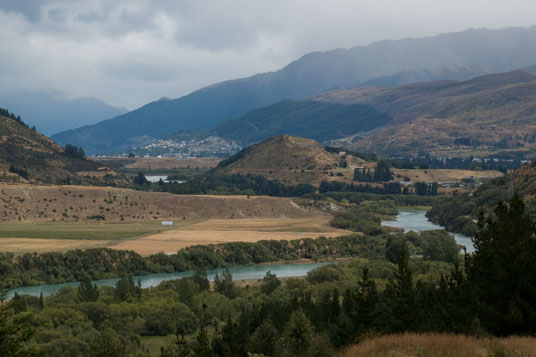 Kawarau River mit dem Ort Frankton im Hintergrund