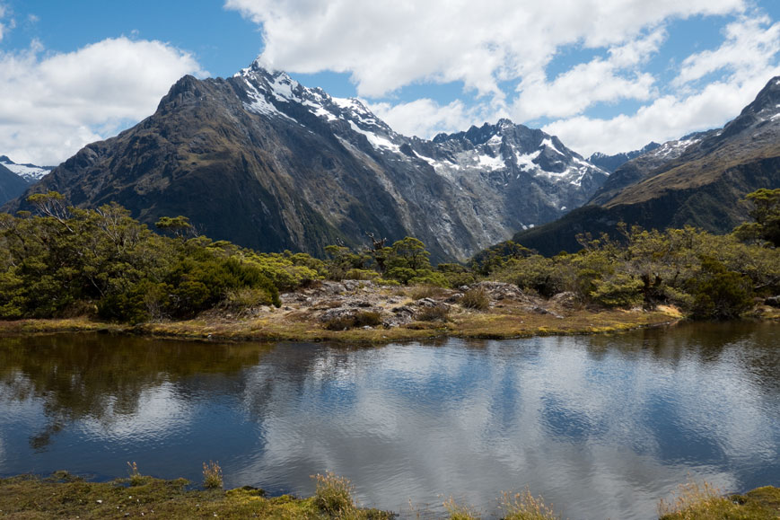 Blick vom Key Summit ins Hollyford Valley und auf die Darran Mountains in der Bildmitte