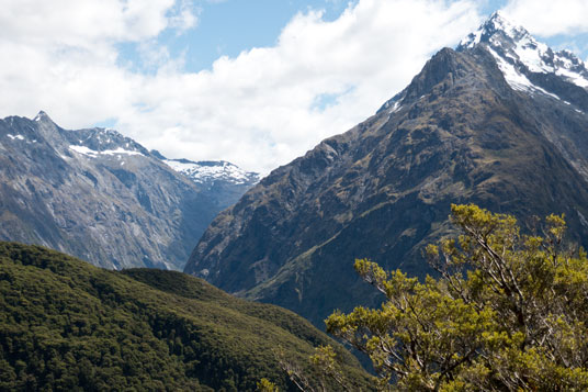 Blick vom Key Summit in das Tal links mit der Milford Sound Road, rechts die Darran Mountains