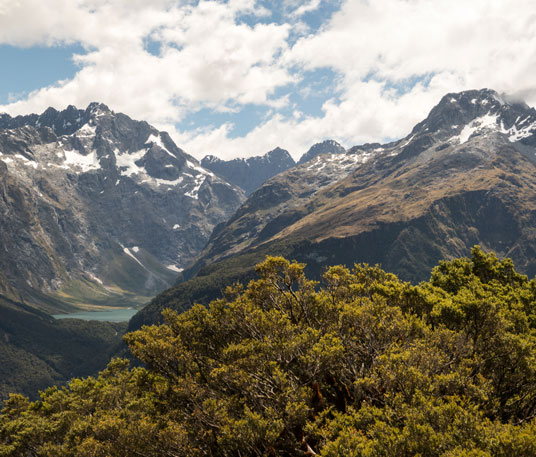 Blick vom Key Summit auf Lake Marian mit dem Mount Crosscut im Hintergrund, rechts Mount Lyttle