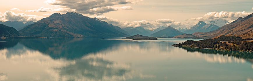 Blick auf das nördliche Ende des Lake Wakatipu mit dem schneebedeckten Mount Earnslaw