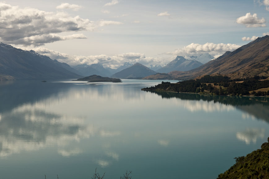 Blick auf das nördliche Ende des Lake Wakatipu mit dem schneebedeckten Mount Earnslaw