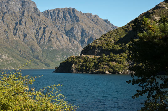 SH6 am östlichen Ufer des Lake Wakatipu