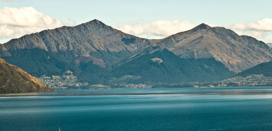 Queenstown (links) am Lake Wakatipu und Ben Lomond (in der Bildmitte, 1749 Meter)