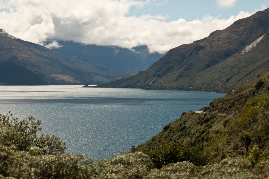 SH6 entlang des nordöstlichen Ufers des Lake Wanaka