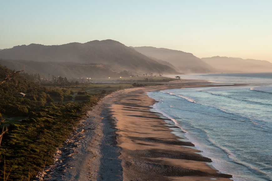 Blick vom Strand bei Gentle Annie auf Mokihinui