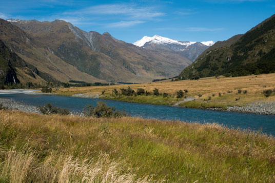 Tal mit dem Westarm des Matukituki River und dem schneebedeckten Mount Edward (2620 Meter)