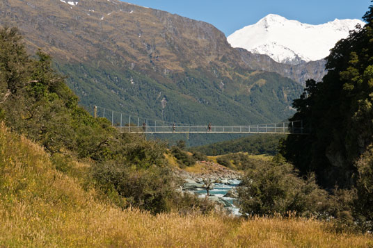 Hängebrücke über den Westarm des Matukituki River und der schneebedeckte Mount Edward (2620 Meter)