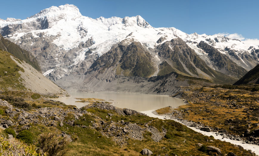 In der Nähe des Mount Cook Village: Mueller Lake, Mount Sefton (3151) und Aroarokaehe Range