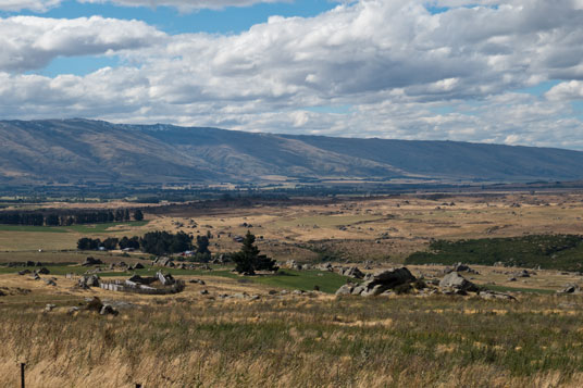 Blick von der Pukerangi Road in das weite Tal mit dem Taeri River Richtung Middlemarch