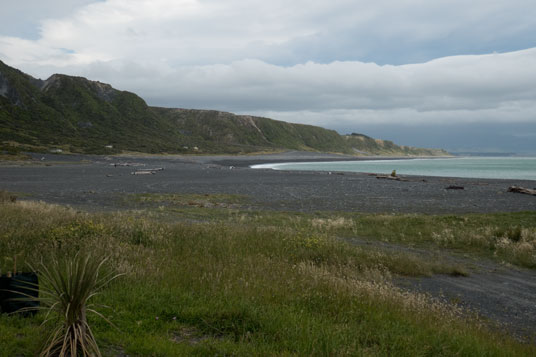 Strand an der Palliser Bay beim Corner Creek Campsite