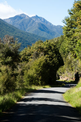 Rainbow Trail auf der Rainbow Road im Tal mit dem Wairau River zwischen SH63 und dem Rainbow Skifield