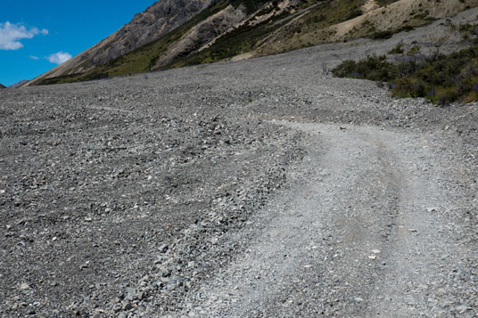 Rainbow Trail auf der Wairau Hanmer Springs Hydro Road quert nördlich des Sedgemere Sleepout ein Schotterfeld