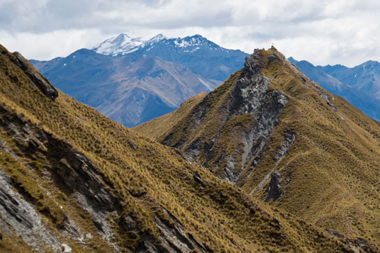 Blick vom Aufstieg zu Roys Peak auf den schneebedeckten Rob Roy Peak (2644 Meter)