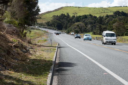 SH10 nördlich des Waitangi Rivers