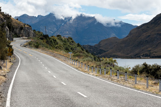 SH6 am Lake Hawea mit dem Sentinel Peak in Wolken