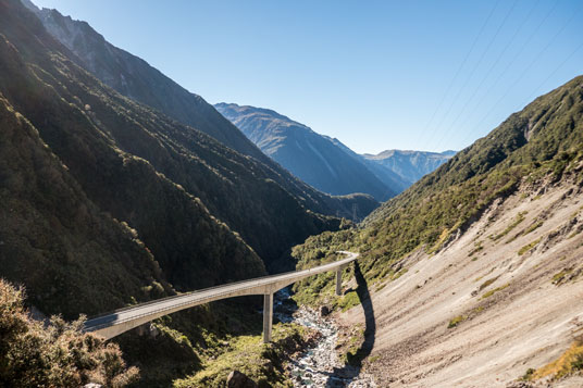 SH73 auf der Nordseite von Arthur's Pass kurz vor der Passhöhe