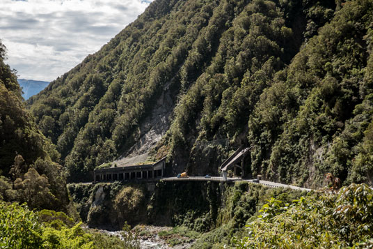 SH73 bei den Reid Falls auf der Nordseite von Arthur's Pass