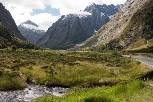 Milford Sound Highway im Tal mit dem Hollyford River